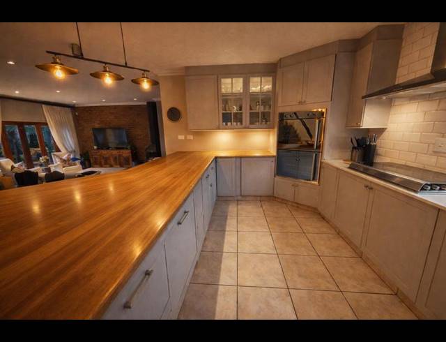 8 BEDROOM HOUSE FOR SALE IN ZWARTKOP